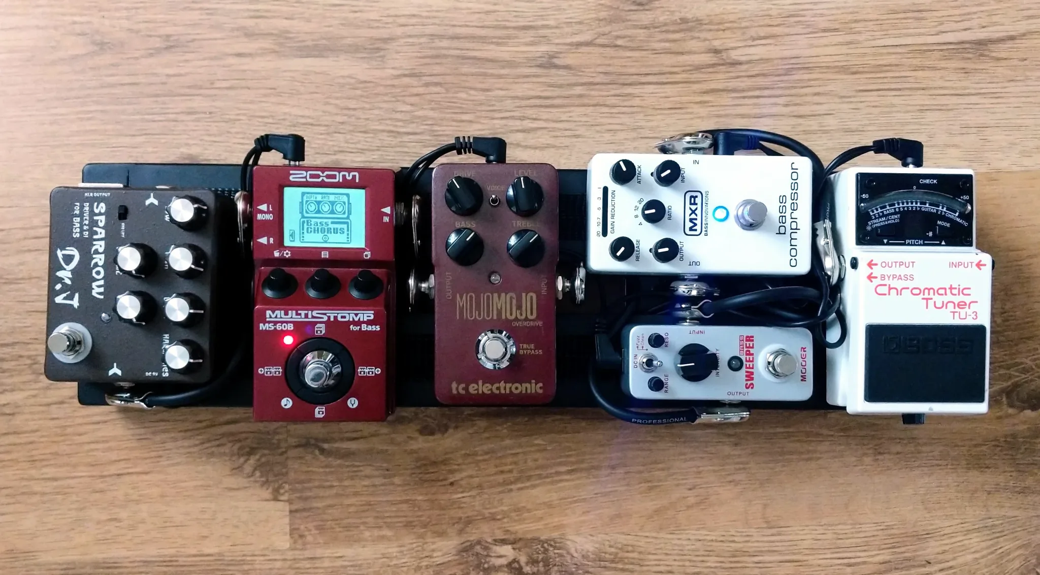 A small pedal board
with half a dozen effects pedals on it. The lights are on, but there are no
cables supplying power from elsewhere.