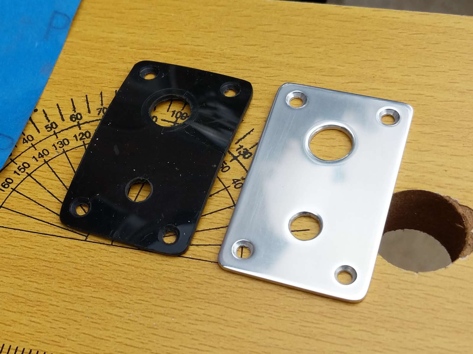The original plastic jack plate and my home made aluminium replacement next to each other. The replacement looks more like an industrial product than the original one.